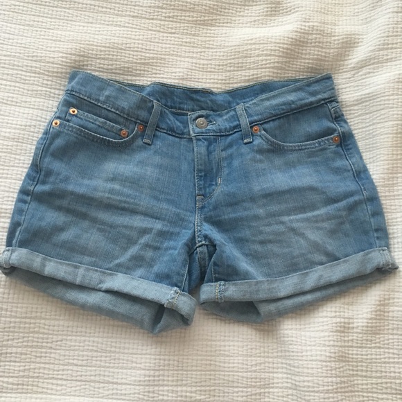 Levi's light wash roll-up shorts - Picture 2 of 4